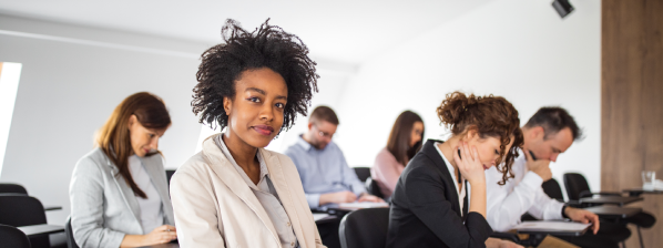 Jeune femme en formation interne